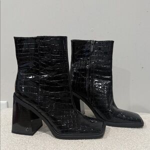 Circus by Sam Edelman Women Glossy Black Croc-Embossed Heeled Ankle Boots Size 8